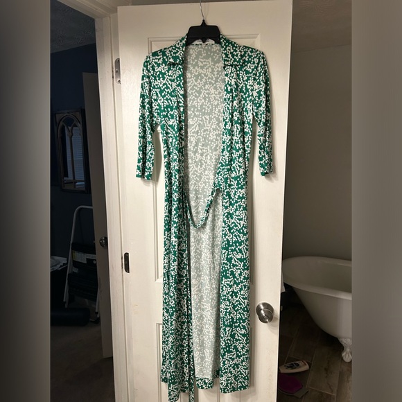 DIANE VON FURSTENBERG GREEN PRINT WRAP DRESS - Picture 7 of 7